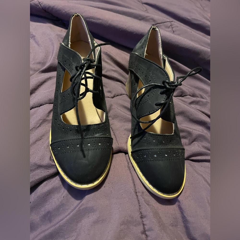 Adorable women’s tie up heels size 38.